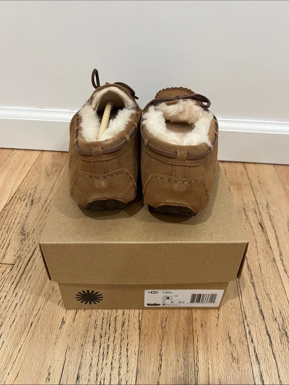 Brand New Kids UGG Chestnut Suede Moccasin Slippers with Shearling Size 4